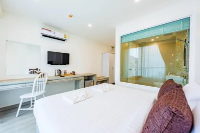バルコニー付きスタンダードダブルルーム — LullaBella Hotel Patong,Nanai Road